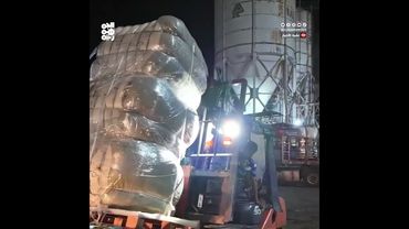 وصول باخرة إماراتية تحمل أطناناً من المساعدات لميناء المكلا