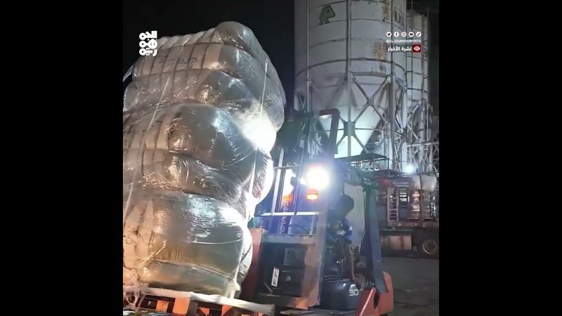 وصول باخرة إماراتية تحمل أطناناً من المساعدات لميناء المكلا