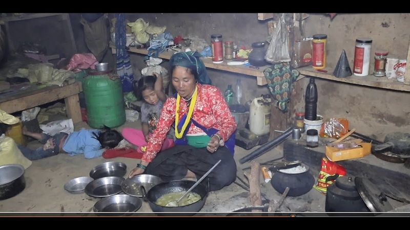 Rural village kitchen || Happy family within cottage