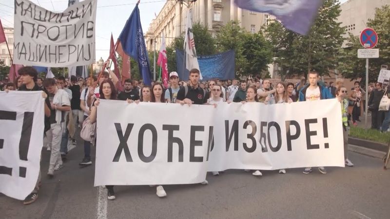 Десятки тысяч сербов протестуют и требуют досрочных выборов