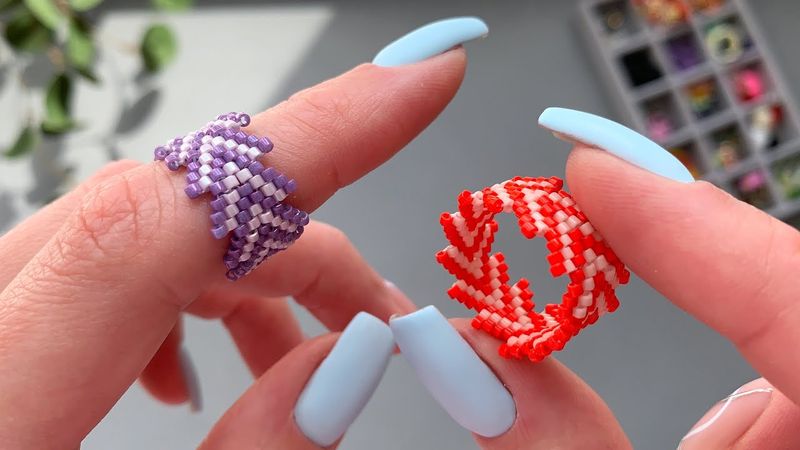 How to make a two-tone beaded ring with brick stitch