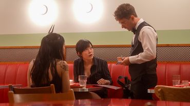 White Waiter Shocks Customers with Perfect Mandarin