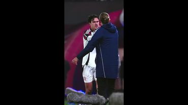 Abraço entre Pedro e Filipe Luis