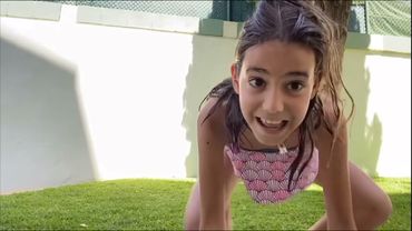 Menina fazendo exercícios de ginástica 🤸