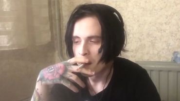 Альберт Кабуу общается с челом.