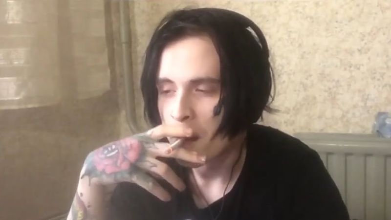 Альберт Кабуу общается с челом.