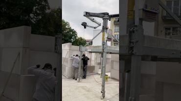 Efficient Large-Block Masonry With the Help of a Mobile Lifting Device