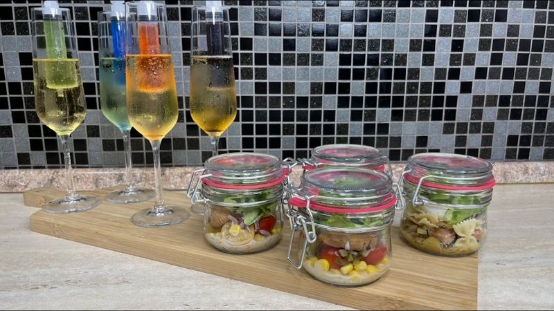 Eine Idee für eine Party. Smoothies und Salate! asmr