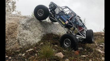 Gmade GOM - RC Ultra4 Truck Crawling and Rock bouncing