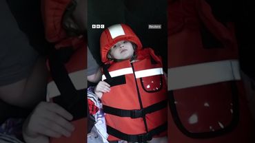 Мілані - 4 роки. На неї одягають бронежилет і каску та садять у поліцейське авто #shorts #війна