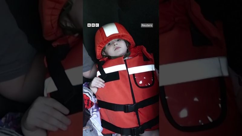 Мілані - 4 роки. На неї одягають бронежилет і каску та садять у поліцейське авто #shorts #війна