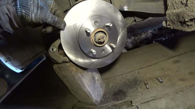 Меняю тормозные диски и колодки Kia Rio-3