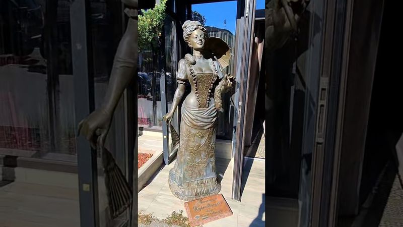 Панянка-Харків'янка. Скульптура в Харькове. 13.09.2025