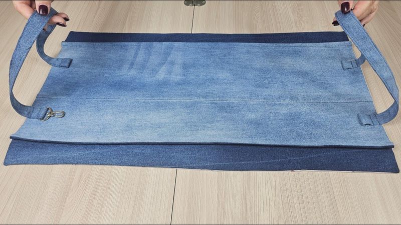 It's super easy to make a tote bag from old jeans in 30 minutes!