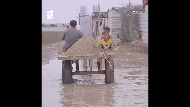 الخلية الإنسانية تباشر إغاثة منكوبي الحديدة تنفيذاً لتوجيهات طارق صالح