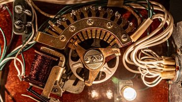 Удивительная самодельная гирлянда из старой телефонной станции