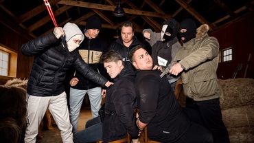 ДЕРЕВЕНСКОЕ БЫДЛО ВЛОМИЛИСЬ В ДОМ И НАБРОСИЛИСЬ НА НАС