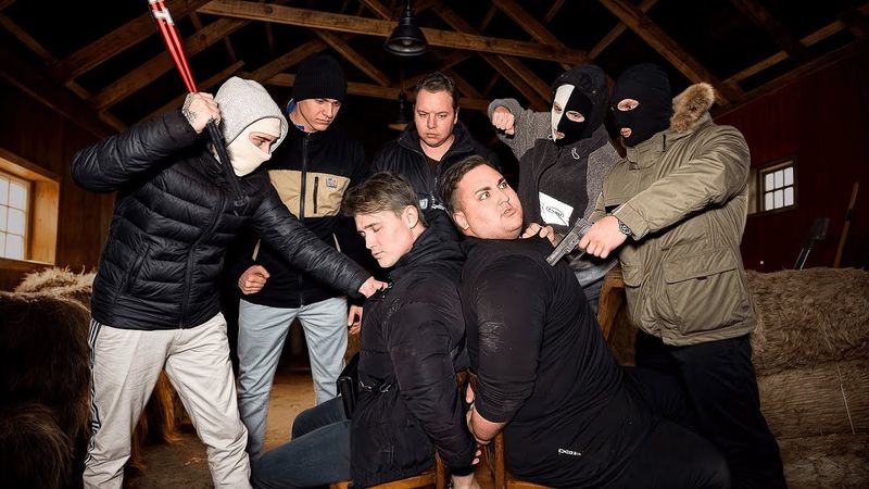 ДЕРЕВЕНСКОЕ БЫДЛО ВЛОМИЛИСЬ В ДОМ И НАБРОСИЛИСЬ НА НАС