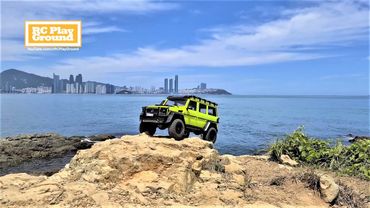 RC Car TRACTION HOBBY Brabus G550 Rocks on the Seashore