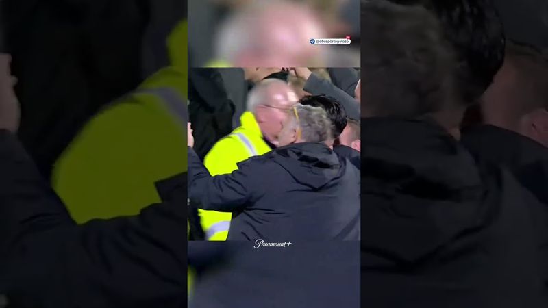 GRIMSBY TOWN FANS STORM THE PITCH AFTER ELIMINATING MAN UNITED 🤯