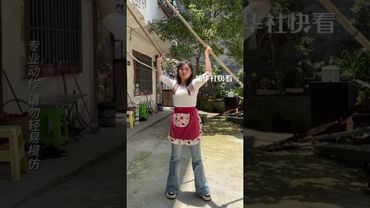 看清楚了，但不一定能学会！女子慢动作教耍双棍花。网友：看着很难 实际也不简单！