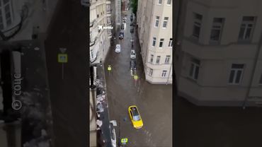 Обстановка на Патриарших прудах в Москве после ливня