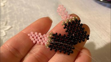 Для начинающих.Как соединить 2 половинки из бисера в технике крестик,чтоб получить объемную фигурку.