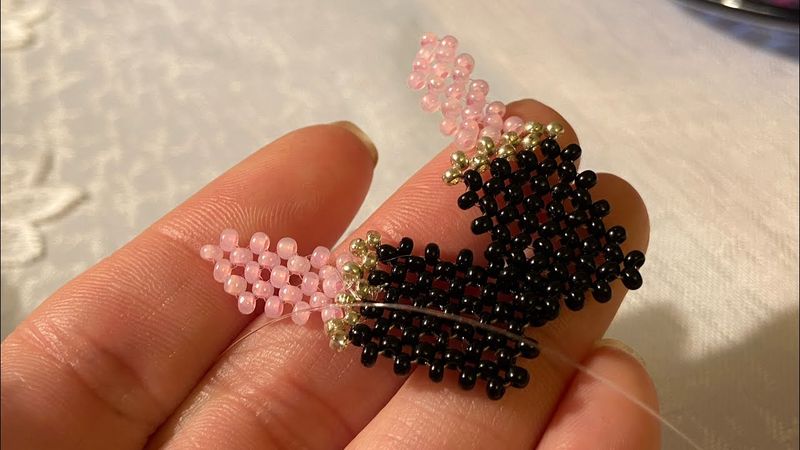 Для начинающих.Как соединить 2 половинки из бисера в технике крестик,чтоб получить объемную фигурку.