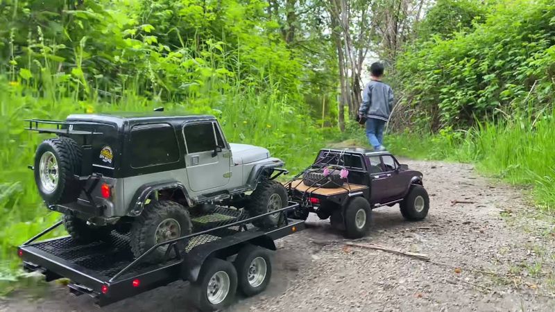 Toyota Hilux pulls Jeep on a trailer - 1/10 scale RC. RC4WD Bigdog trailer