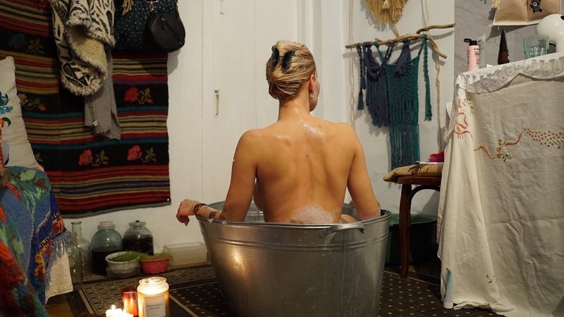 Тихая жизнь вдали от города - медленные утра, растения и мирные моменты молодой женщины