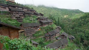 Isolated villages deep in the mountains of China, Amazing stilted houses on steep hillsides・4K Walk