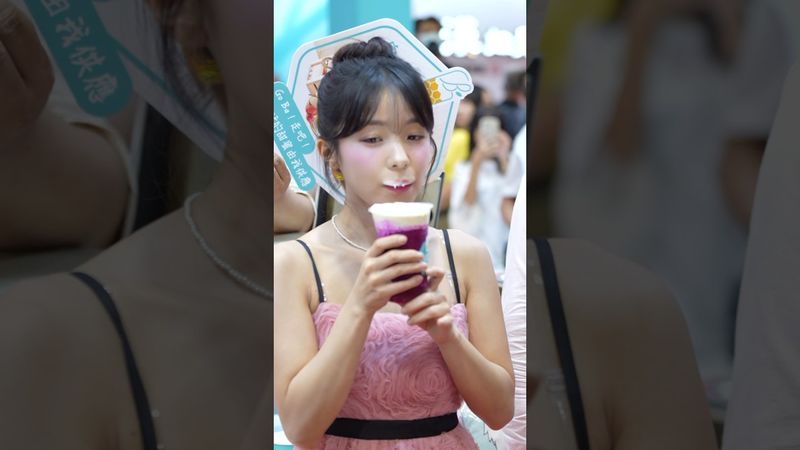 多慧喝了一口奶蓋 嘴巴上都是奶蓋 萌萌的 @lee_dahye  @CPBL ​⁠ ​⁠​⁠ #李多慧 #이다혜 #棒球 #啦啦隊 #cheerleader #baseball #台湾野球