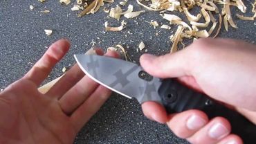 Стойкость покрытия клинка от Кевина Джона на ноже Страйдер S35VN.