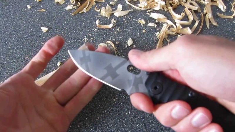 Стойкость покрытия клинка от Кевина Джона на ноже Страйдер S35VN.