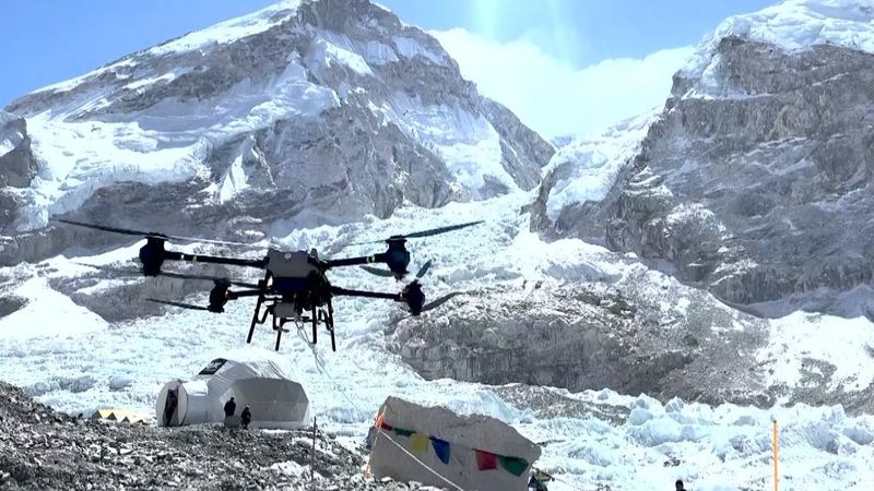 Дроны доставляют снаряжение на Эверест, а вниз уносят мусор
