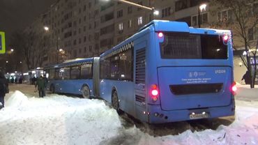 "АВТОБУСЫ ГАРМОШКИ БУКСУЮТ У МЕТРО ПЛАНЕРНАЯ"