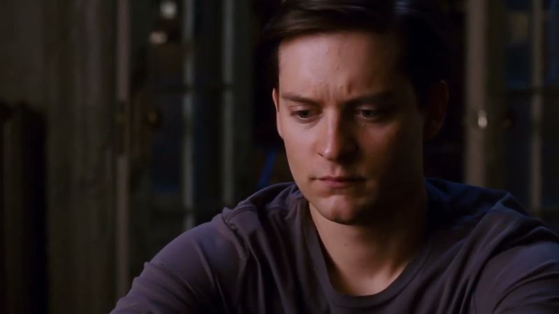 Питер Паркер  Тоби Магуайр достаёт костюм Человек паук 3 Враг в отражении для ВП