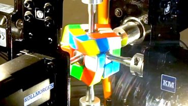 World’s Fastest Rubik’s Cube Robot – 0.103 Seconds