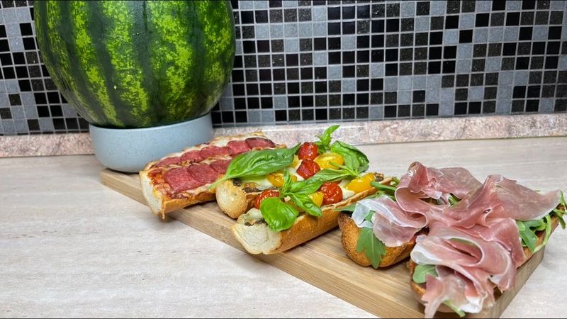 Wassermelonencocktail mit leckeren Snacks. asmr