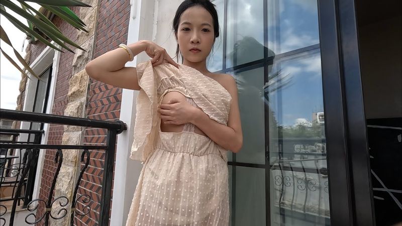 美美的伊伊在老洋房展示我们proudfox设计的一款抽拉内衬的哺乳裙