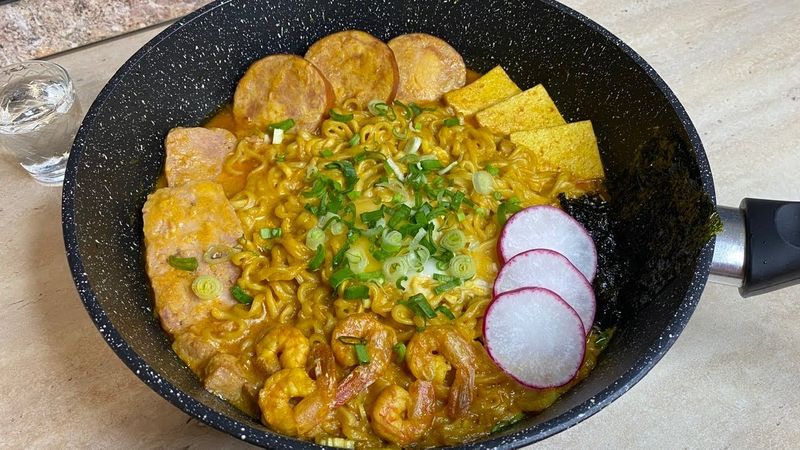 Когда жена сказала что без неё я буду есть только быструю лапшу) Ну или рамен на минималках. АСМР