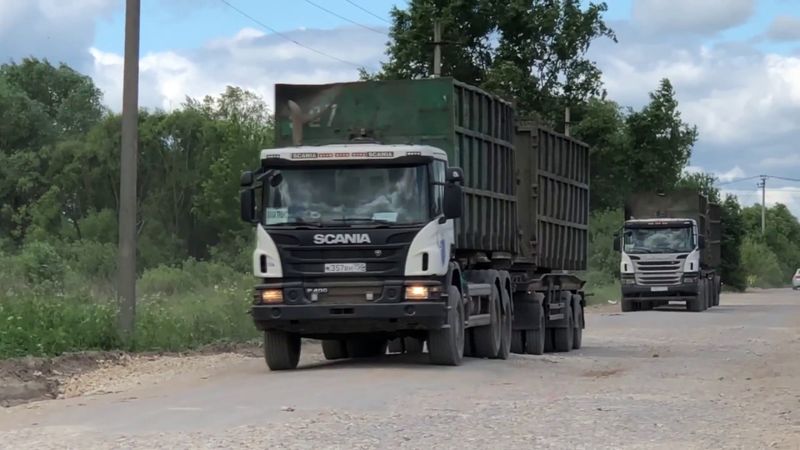 Мусоровозы разбили дорогу к "Лесной"