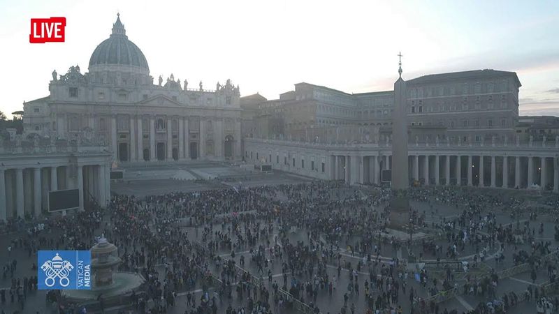 La diretta da piazza San Pietro - Le prime parole di Papa Leone XIV