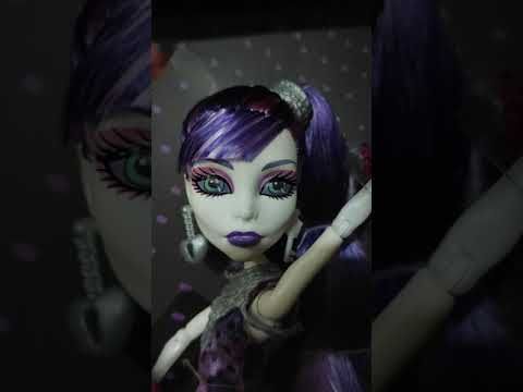 Распаковка и обзор куклы монстер хай Спектры Вондергейст из серии"Смертельно-прекрасный горошек".
