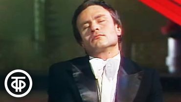 Музыкальную шутку "Рассеянный пианист" исполняет композитор Владимир Быстряков (1983)