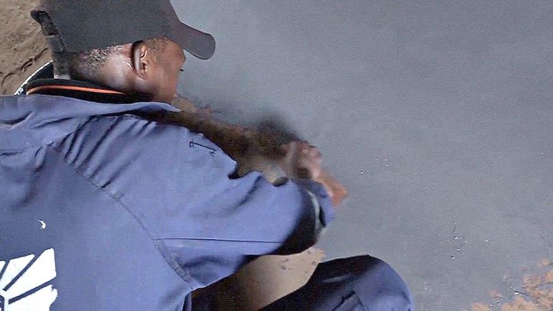 Экологичные полы на основе глины кладут в домах бедных угандийцев