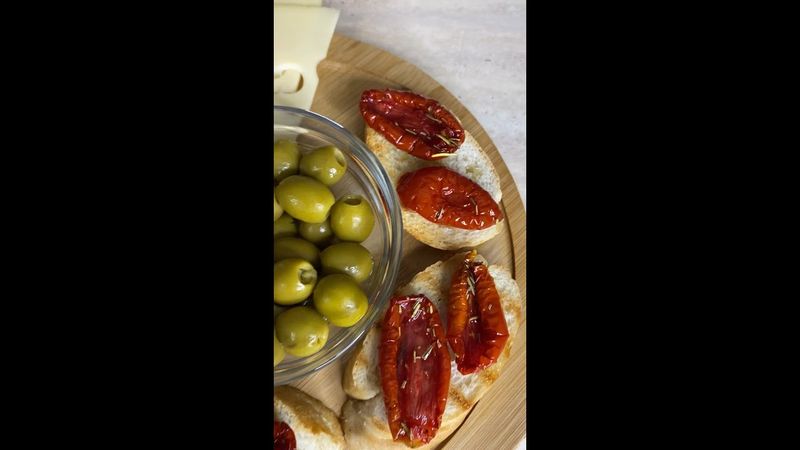 Вялим помидорки для вкусных посиделок)) Смотреть со звуком)