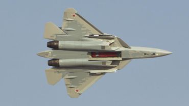 Su-57 nova pintura! Nº509 abre compartimento de armas pela 1ª vez – Dubai Airshow 2025