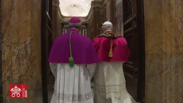 Leone XIV subito dopo l'elezione riceve l'applauso dei cardinali in Cappella Sistina