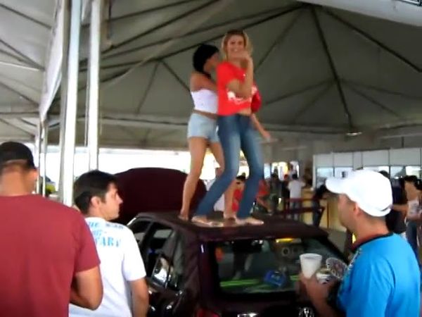 Dança em cima do carro